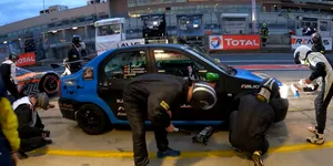 Dacia Logan concurează la Nürburgring printre supercaruri GT3. Competiție în care participă și Max Verstappen