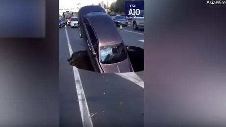 Rolls-Royce Ghost, înghiţit de o groapă - VIDEO