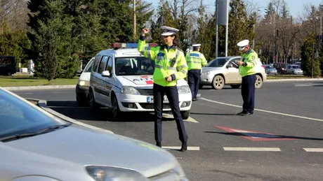 Maşină cu un număr de înmatriculare interzis, fotografiată într-un oraş din România - FOTO