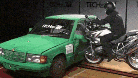VIDEO: Cum funcţionează cea mai nouă generaţie de airbag-uri pentru motociclişti