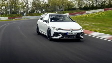 Hatchback-urile cu motor pe benzină nu vor dispărea prea curând. VW Golf GTI și R vor continua să existe