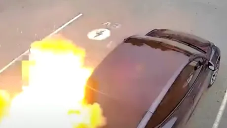 O Tesla a luat foc la o stație de încărcare din Canada - VIDEO