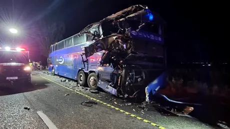 Un autocar care se îndrepta către Ucraina a intrat în coliziune cu un TIR pe E85 - GALERIE FOTO