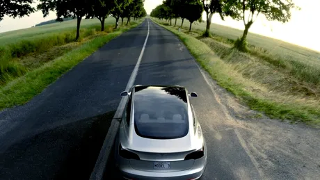 Decizia Tesla care îi afectează pe cumpărătorii de mașini electrice cu finanțare de la companie