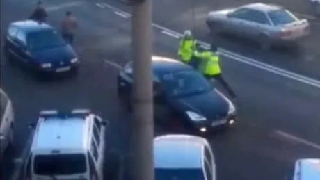 VIDEO - Poliţişti agresaţi în plină stradă la Sibiu. Ce riscă cei acuzaţi de ultraj