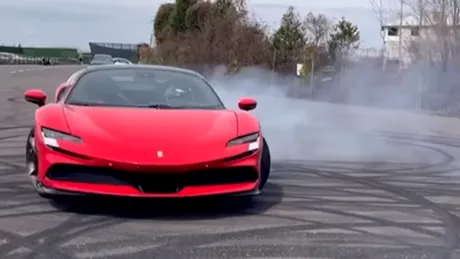 La doar 3 ani face cerculețe la volanul unui Ferrari de 1.000 de cai putere - VIDEO
