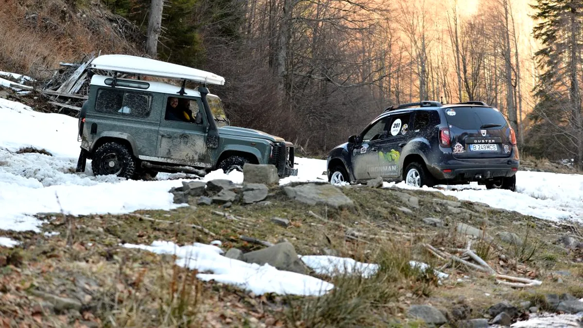 Dacia Duster se ia la trântă în off-road cu Land Rover Defender