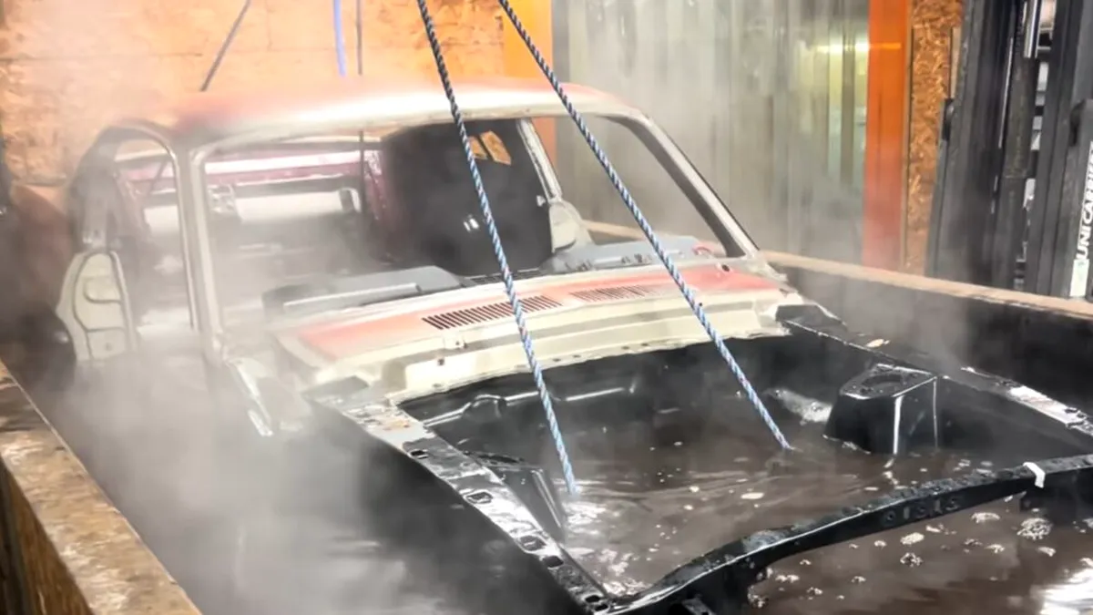 Cum arată un Ford Mustang din 1967 după ce trece printr-o baie chimică - VIDEO