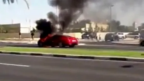 VIDEO: Ferrari în flăcări, pe o şosea din Dubai