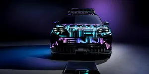 Viitorul Porsche Cayenne pur electric se va putea încărca fără cabluri – VIDEO