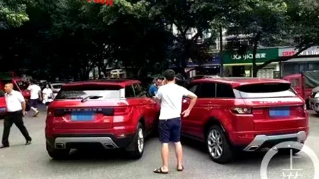 Accidentul anului: un Range Rover Evoque face accident cu replica sa chinezească - FOTO