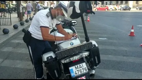 Razie în București: Polițiștii i-au amendat pe cei care butonau telefonul - VIDEO