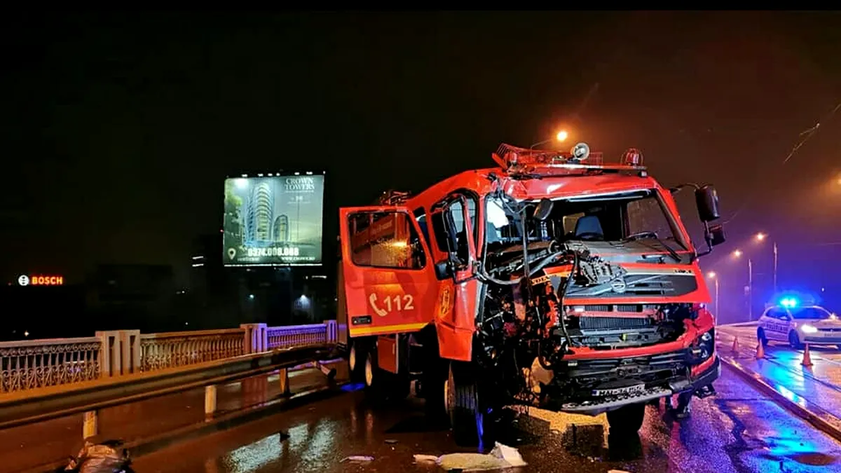 Mașină de pompieri distrusă într-un accident în București. Șoferul era băut?