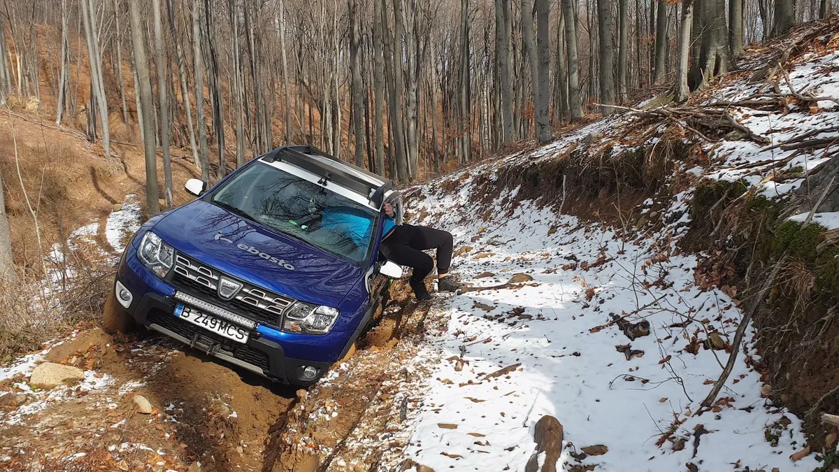 Doi șoferi de Dacia Duster, cu experiență în off-road, ies pe geam când mașinile rămân blocate. VIDEO