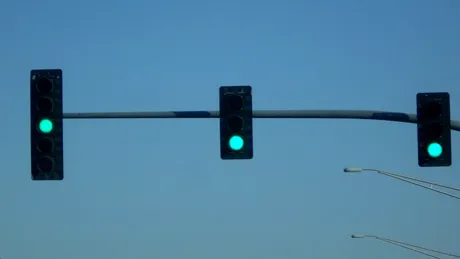 2024: Amendă pentru cei care nu respectă semaforul verde intermitent. Regula pe care puțini șoferi o știu