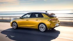 Opel Astra primește o nouă motorizare hibridă. Cât costă rivalul lui VW Golf?