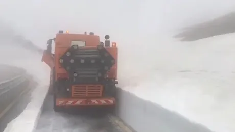 VIDEO cu deszăpeziri în luna mai. Există un strat de zăpadă de trei metri pe Transalpina