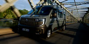 <span class='prepend'>Foto |</span> Renault actualizează gama Master. Cu ce dotări vin noile autoutilitare ale francezilor?