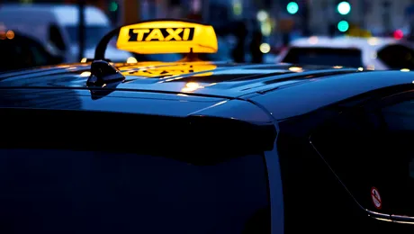 Taxi fără licență, surprins operând la aeroporturile din Capitală. Cum arată un taxi-fantomă – FOTO