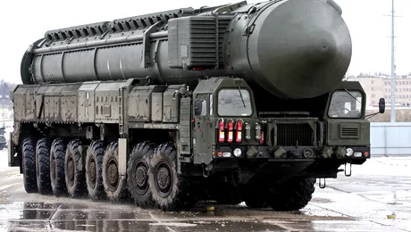 Rusia a folosit din nou o „nucleară” împotriva Ucrainei. Racheta Oreșnik, lansată de pe un vehicul 12×12. Cine produce masivul MZKT-79291?