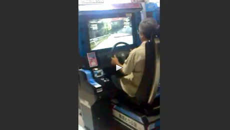Conduci ca un moş? Dacă o faci ca acest bunic, e de bine. VIDEO