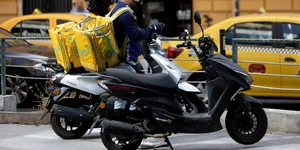 Cât câștigă, de fapt, un livrator de mâncare pakistanez în 2026: „Chiar perfect aș putea spune”