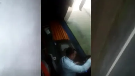 Momentul în care autocarul cu 39 de pasageri este răsturnat de tornada în Călăraşi a fost filmat - VIDEO