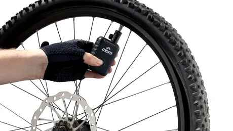Gadget util pentru bicicliști la Lidl: mini compresor de buzunar cu acumulator marca Crivit