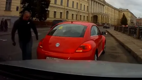VIDEO Nu te joci cu şoferii de VW Beetle în Rusia