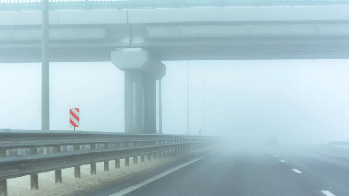 Condiții de ceață densă pe autostrăzi. Autoritățile nu recomandă depășiri pe autostrada A0, A2 și A3