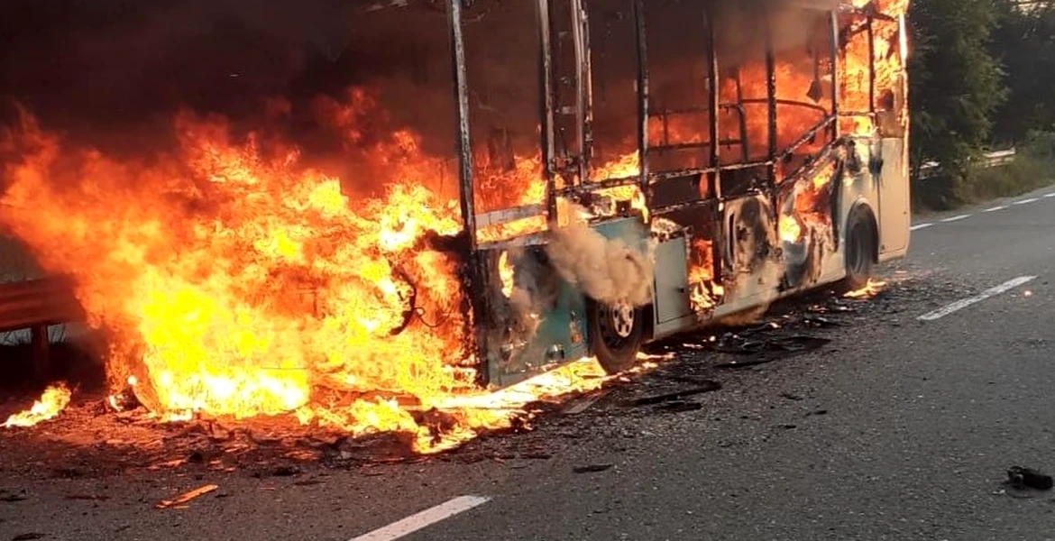 Un autobuz electric a luat foc duminică seara pe o stradă din Dej – VIDEO