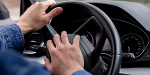 2026: Ai voie să claxonezi un șofer care stă pe telefon la semafor? Cine e amendat în aceste situații