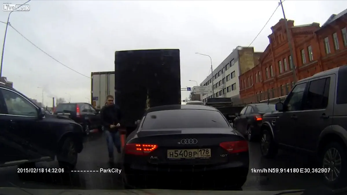 Cum să te răzbuni în trafic. Ca la ruşi. VIDEO