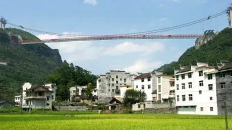 Cel mai înalt pod dintre două tuneluri, inaugurat în China