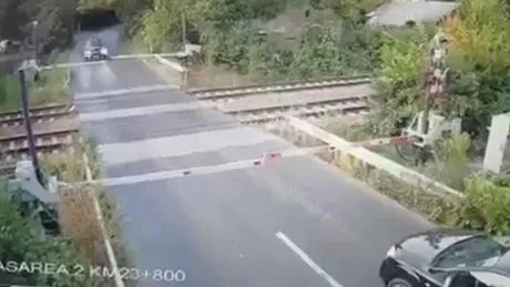 Un șofer rupe barierele de la trecerea la nivel cu calea ferată. Nu se observă intenția de frânare - VIDEO
