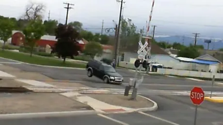 Incident stupid la o trecere de cale ferată cu un SUV