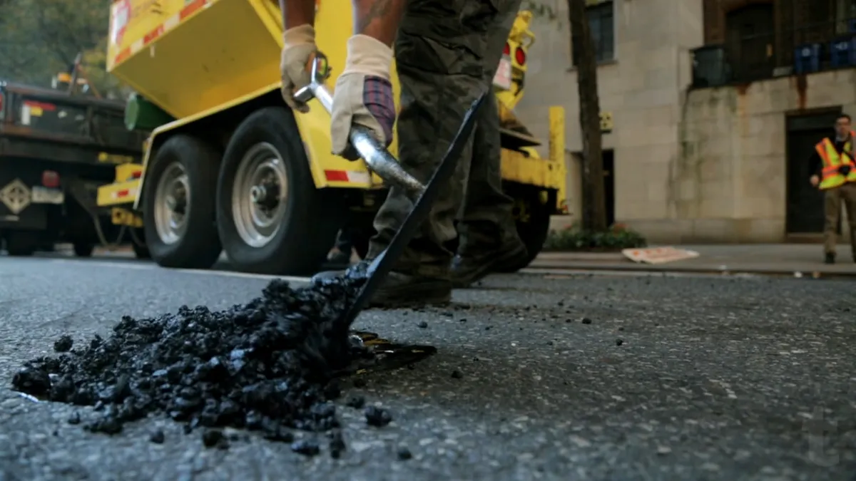 VIDEO: Cum se repară gropile din asfalt în New York