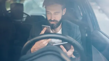 Studiu: 38% din șoferi își încarcă telefonul în mașină