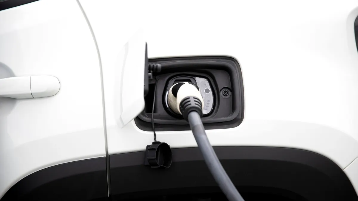 STS trece la mașini electrice: licitație de peste 13 milioane de lei pentru vehicule nepoluante
