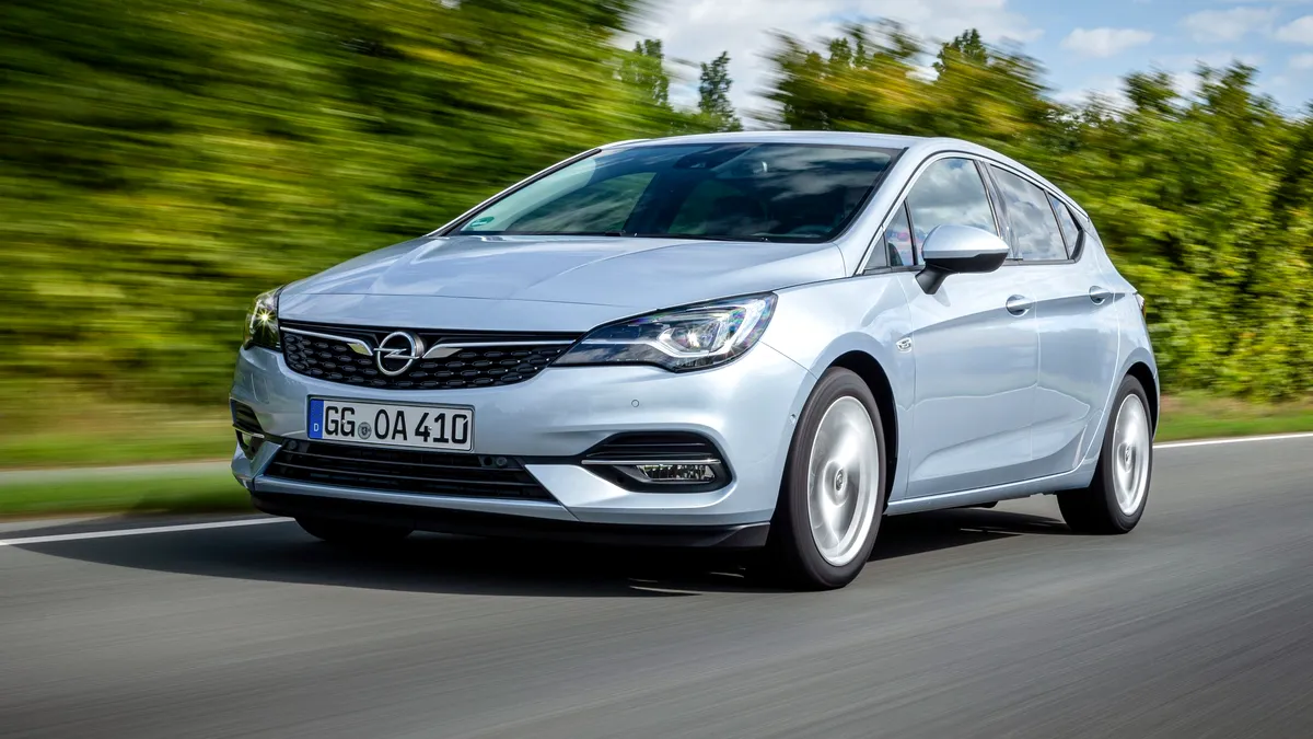 Un șofer belgian de Opel Astra a fost surprins de radar cu 696 km/h. Instanța a anulat amenda, dar poliția îi va da alta