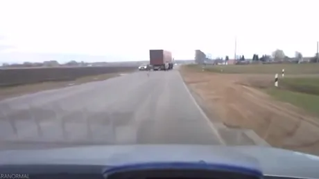 Cel mai norocos om! Accident evitat la limită, mulţumită experienţei unui şofer de TIR - VIDEO