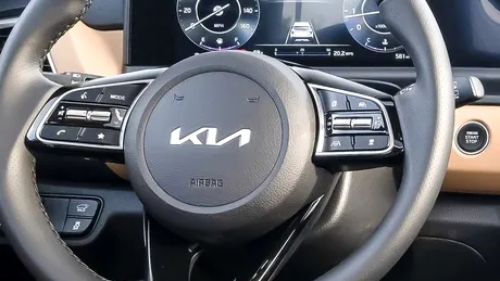 Noua Kia EV5 apare în primele imagini neoficiale. SUV-ul păstrează foarte mult din designul conceptului inițial