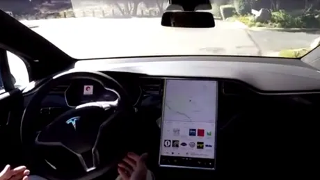 
Fără mâini! Tesla a demonstrat cât de bine merg singure maşinile ei. 