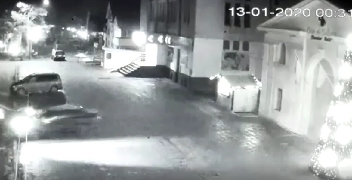 Ziua de 13 i-a adus ghinion unui șofer. Video cu momentul impactului
