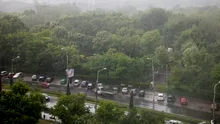 Cod portocaliu de ploi torențiale în București. Mai multe avioane nu pot ateriza la Otopeni din cauza furtunii