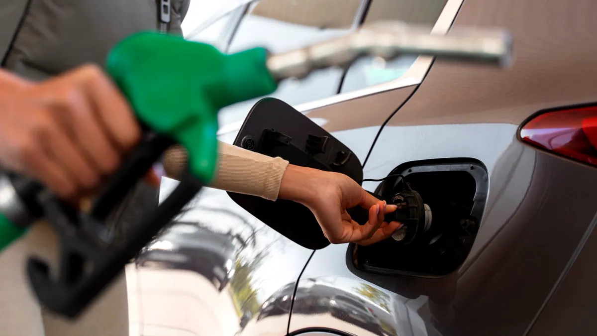 Prețul benzinei în SUA a crescut cu 50% de la declanșarea războiului cu Iranul