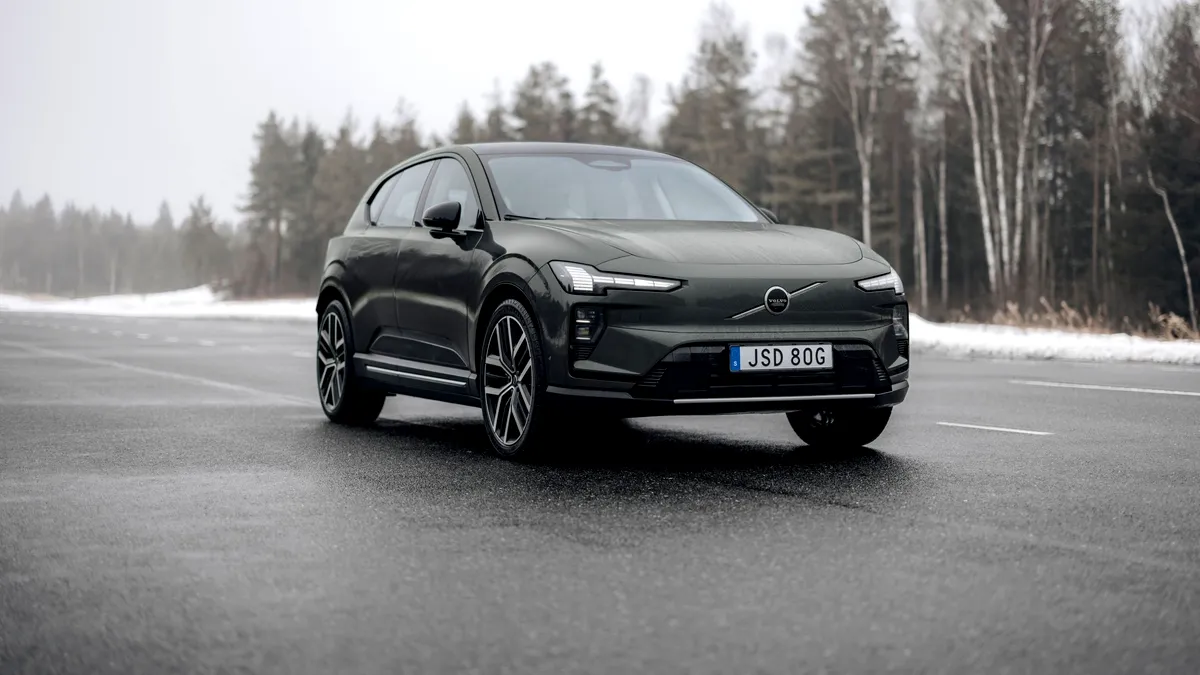 Volvo începe livrările pentru SUV-ul electric EX60. Cât costă în România rivalul suedez al lui BMW iX3?