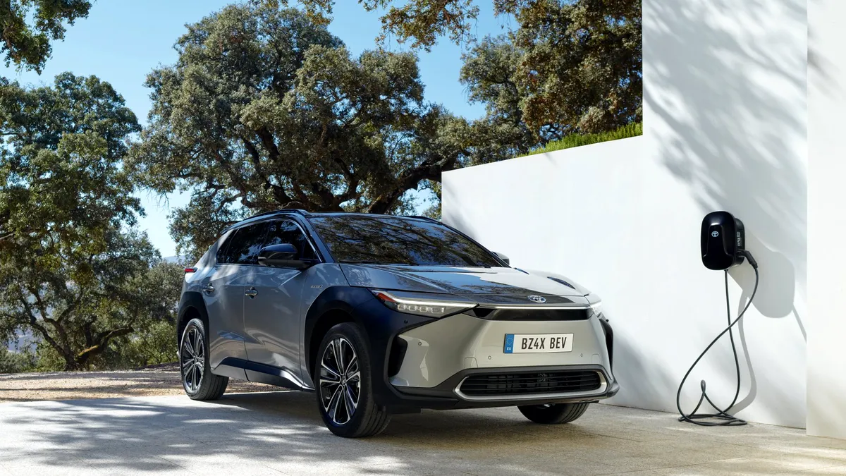 Toyota lansează primul său model electric cu un nume ciudat: bZ4x