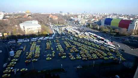 Lista restricţiilor de trafic din Bucureşti. Piaţa Victoriei şi Şoseaua Kiseleff, blocate de mii de maşini ale transportatorilor
