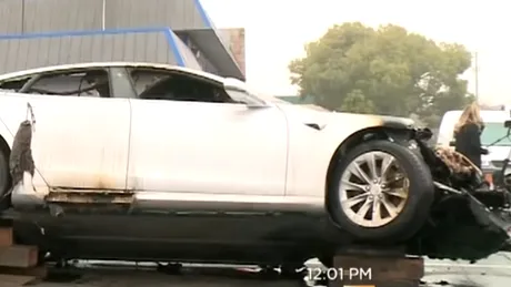 O Tesla a luat foc de două ori în aceeaşi zi - VIDEO